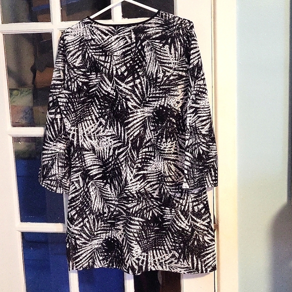 Mario Serrani Italy Light weight Beach/ Pool cover up Black & White size Small - Picture 4 of 6